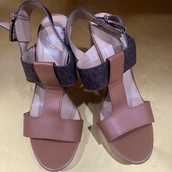 NWOB MICHAEL Michael Kors Becker Leather T-Strap Dress Sandals SIZE 10 - Picture 1 of 10